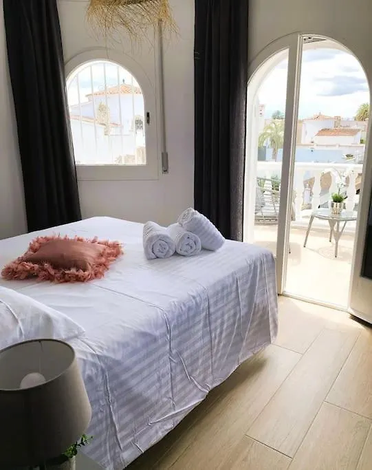 Casa Serenity Au Canal Avec Piscine Et Amarre Empuriabrava 0*,  Spain