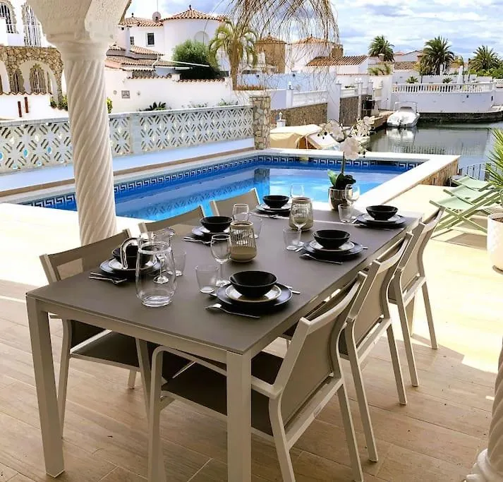 Villa Casa Serenity Au Canal Avec Piscine Et Amarre Empuriabrava Spain
