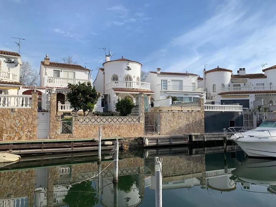 Casa Serenity Au Canal Avec Piscine Et Amarre Empuriabrava Spain